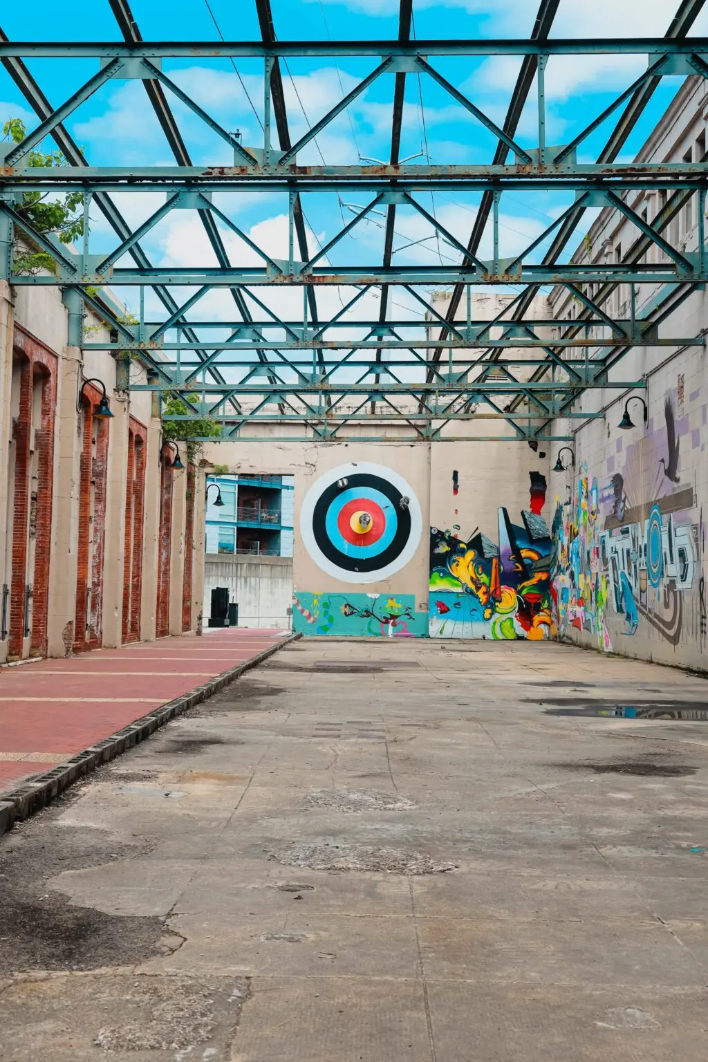 Flèche au centre d'une cible dans un bâtiment abandonné. Photo de joshua coleman